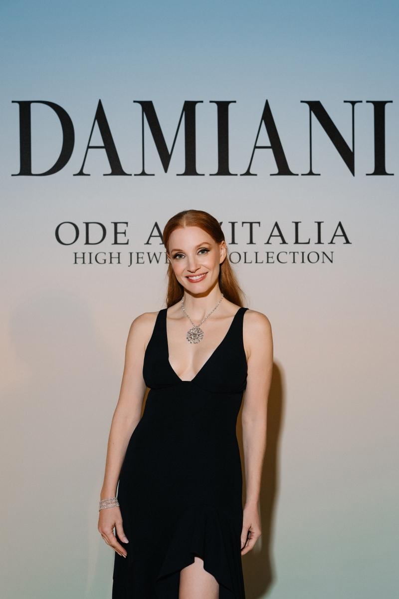 潔西卡雀絲坦（Jessica Chastain）佩戴DAMIANI《Ode all’Italia頌讚義大利》Dwellings of Time時光之居系列Aethernitas高級珠寶項鍊，以黑色禮服襯托鑽石幾何光芒。（DAMIANI提供）