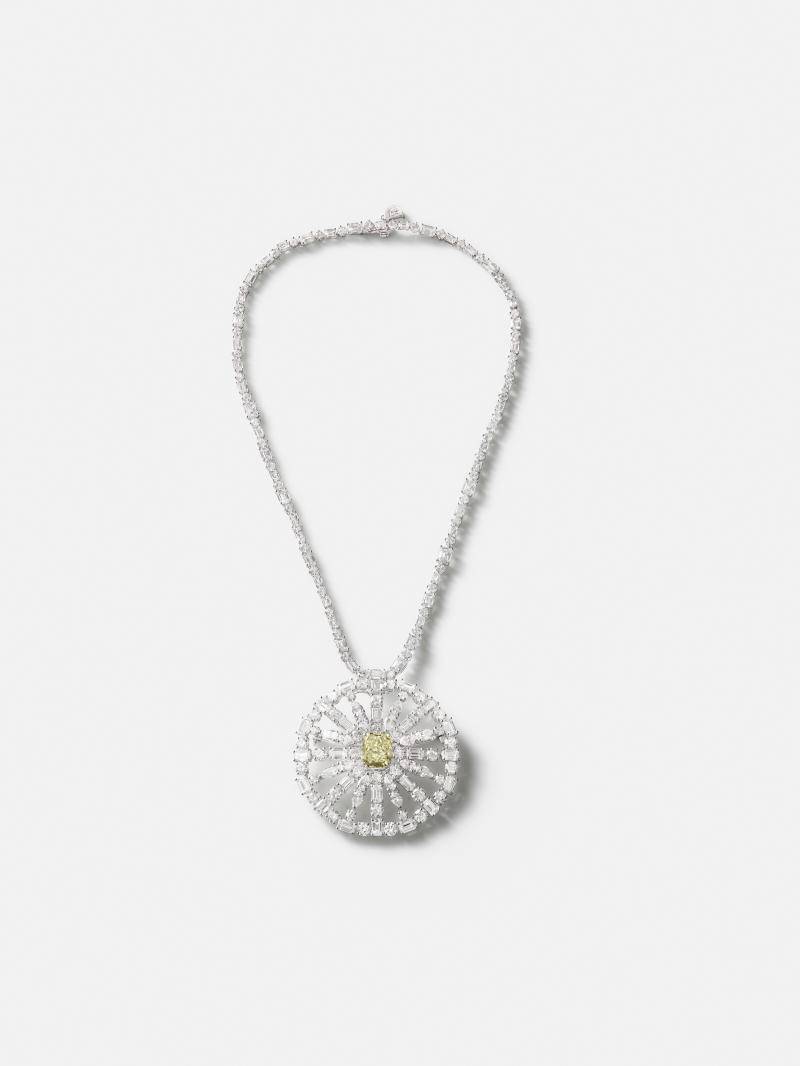 DAMIANI《Ode all’Italia頌讚義大利》Dwellings of Time時光之居系列Aethernitas18K白金鑽石項鍊、胸針或吊墜，中央鑲嵌5.01克拉艷彩黃綠色鑽石，44,900,000元。（DAMIANI提供）