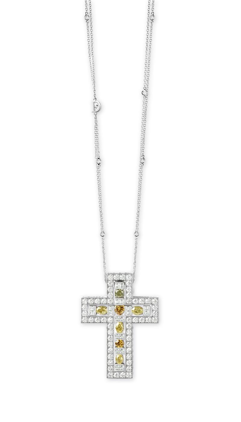 DAMIANI「100X100百年慶典創世系列」Belle Époque Celebration Heart18K白金、黃金與玫瑰金鑽石項鍊，以十字圖騰結合彩鑽設計，5,700,000元。（DAMIANI提供）