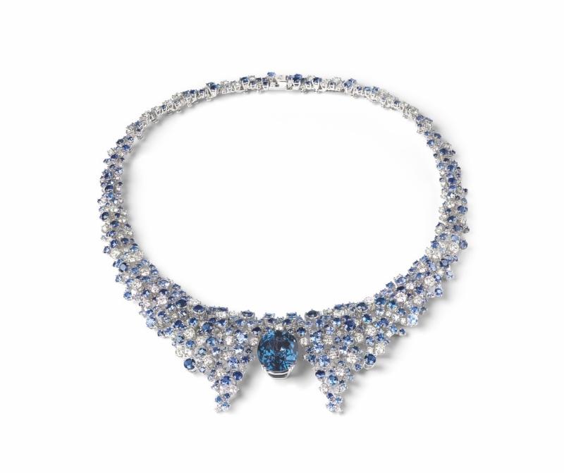 DAMIANI Mimosa Regina Dei Ghiacci含羞草18K白金高級珠寶項鍊，鑲嵌18.914克拉鈷藍尖晶石、藍寶石與鑽石，11,330,000元。（DAMIANI提供）