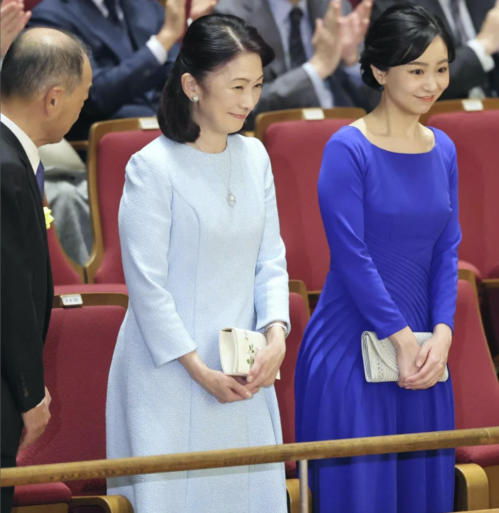 佳子公主去年穿上寶藍色洋裝也引發爭議。（翻攝自IG　@princesskakoarchives_）