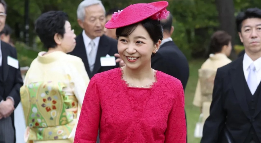 日本佳子公主零負評形象破功！這件紅色禮挨批「太招搖」引兩派論戰