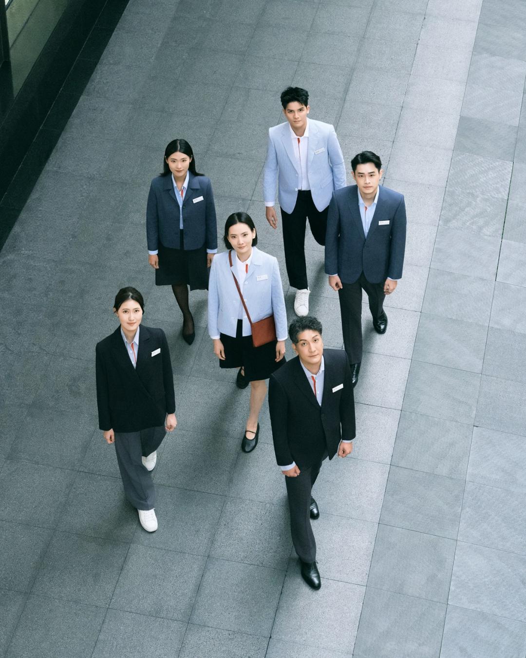 全新制服強調低調優雅的中性風格。