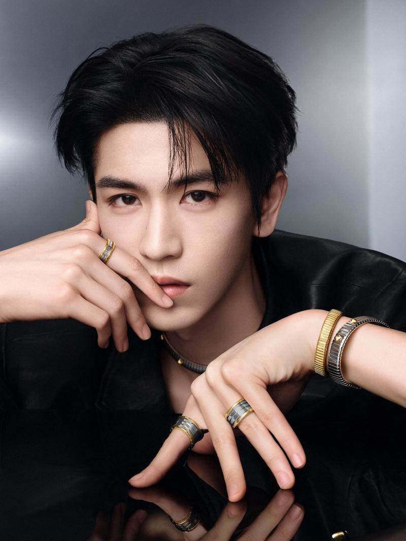 換上黑色皮革西裝，佩戴Bvlgari Tubogas系列黃金與精鋼鉚釘頸鍊、手環，並疊戴B.zero1系列黃金與精鋼戒指，展現率性摩登氣場。（BVLGARI提供）