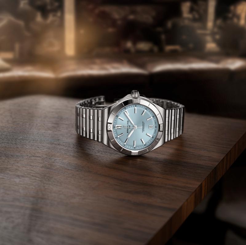 Chronomat B31 Automatic 40毫米自動腕錶，冰藍色錶盤，搭載百年靈B31型自製機芯，精鋼錶殼搭配鉑金錶圈與Rouleaux錶鍊，防水深度200米，267,000元。（Breitling提供）