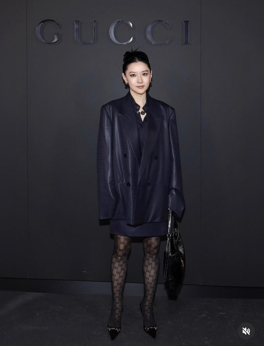 李英愛受邀出席Gucci　Cruise 2027大秀，一身黑色造型俐落亮相。（翻攝自instagram）