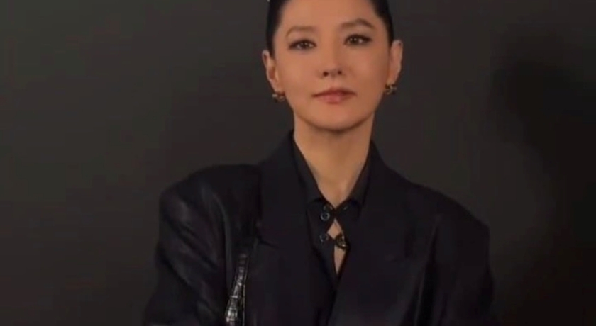 完全看不出55歲！李英愛全黑勁裝現身紐約街頭 氣場強到像電影畫面