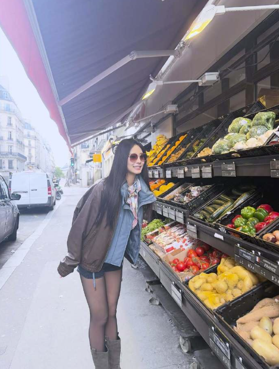 子瑜在街頭辣秀美腿。