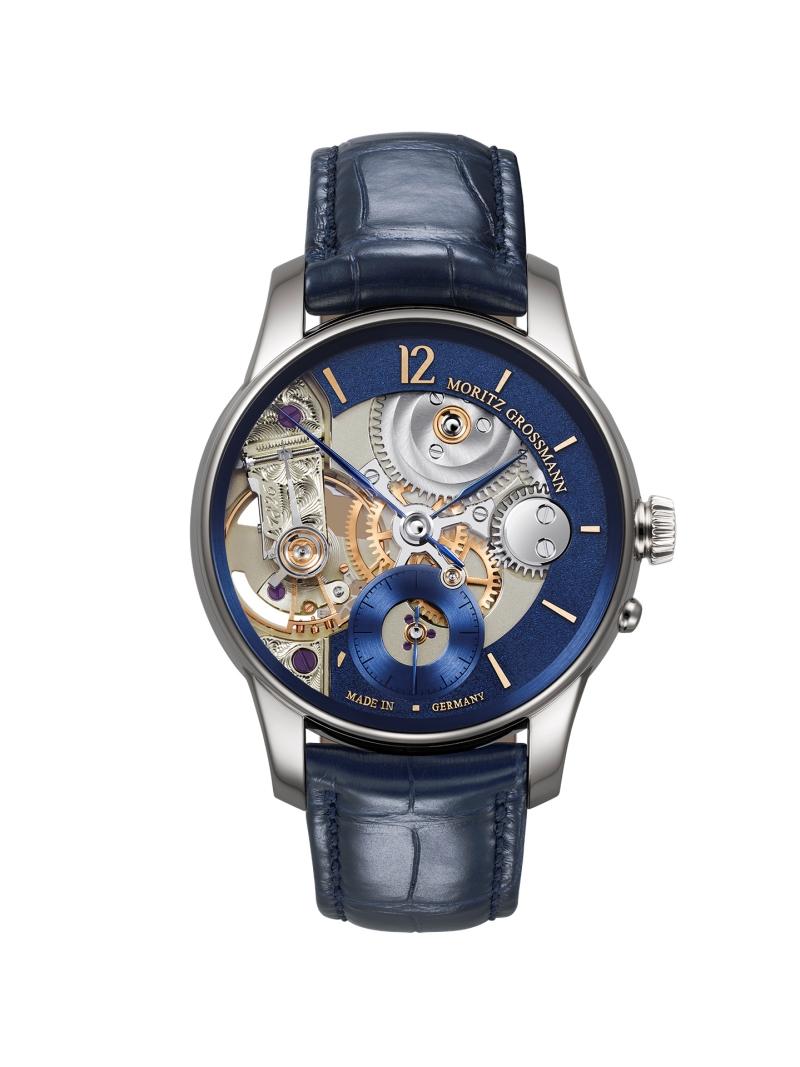 Moritz Grossmann BACKPAGE Tremblage週年限量版藍色款，將原本多半藏於錶背的機芯結構搬到面盤正面，搭載107.0型手動上鍊自製機芯，鉑金錶殼，全球限量12枚，約2,800,000元。（瑞博品SwissPrimeBrands Ltd.提供）