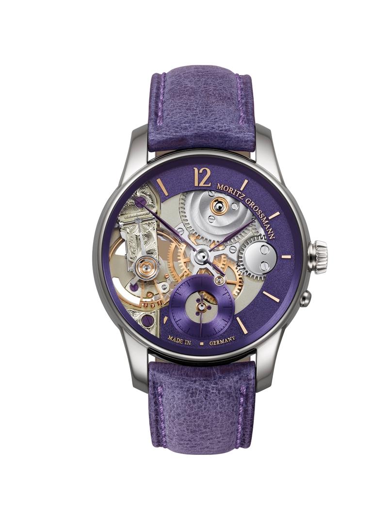 Moritz Grossmann BACKPAGE Tremblage週年限量版紫色款，採鉑金錶殼搭配德國銀Tremblage手工抖雕面盤，搭載107.0型手動上鍊自製機芯，全球限量12枚，約2,800,000元。（瑞博品SwissPrimeBrands Ltd.提供）