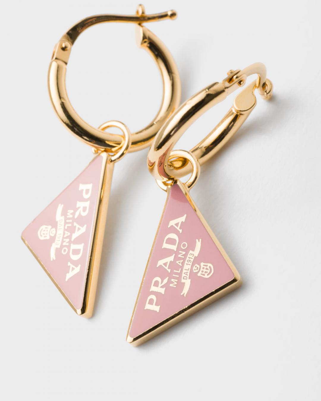 Prada三角Logo耳環，價格店洽。