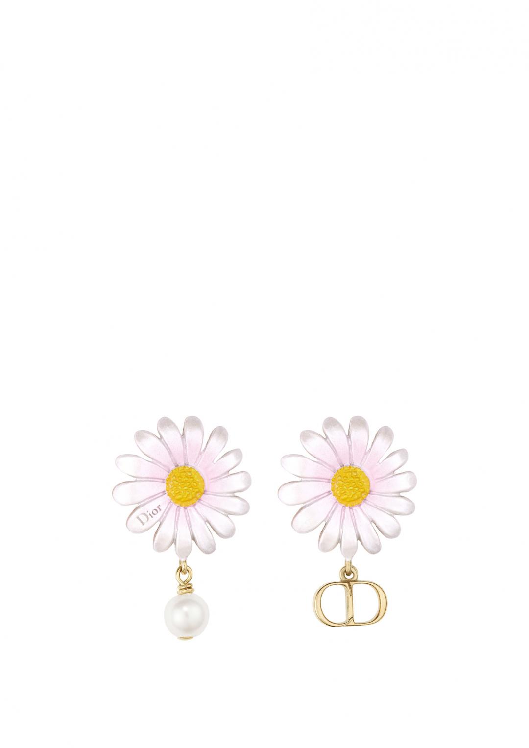 Dior DAISY多彩漆面雛菊配珍珠與CD標誌不對稱耳環，19,500元。