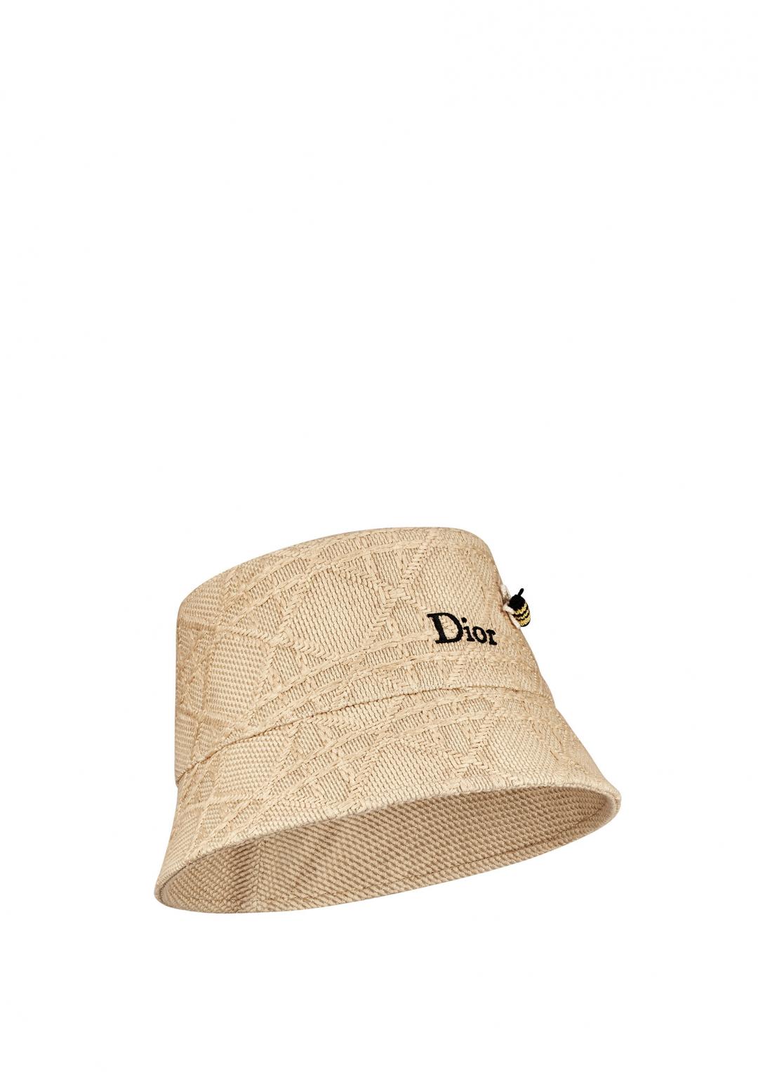 Dior Teddy-D藤格紋蜜蜂裝飾酒椰草棉質漁夫帽，38,000元。