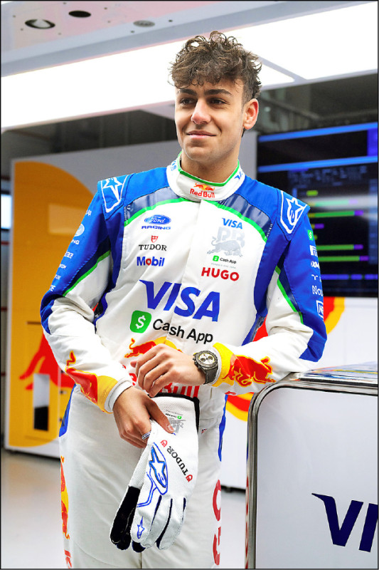 Visa Cash App Racing Bulls F1車隊成員阿維德‧林德布拉德（Arvid Lindblad）佩戴全新TUDOR腕錶。