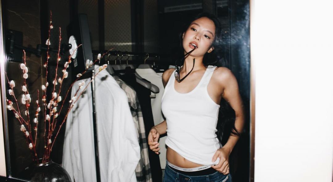 Jennie打破個人尺度天花板！「上身真空」靠肢體語言巧妙遮掩