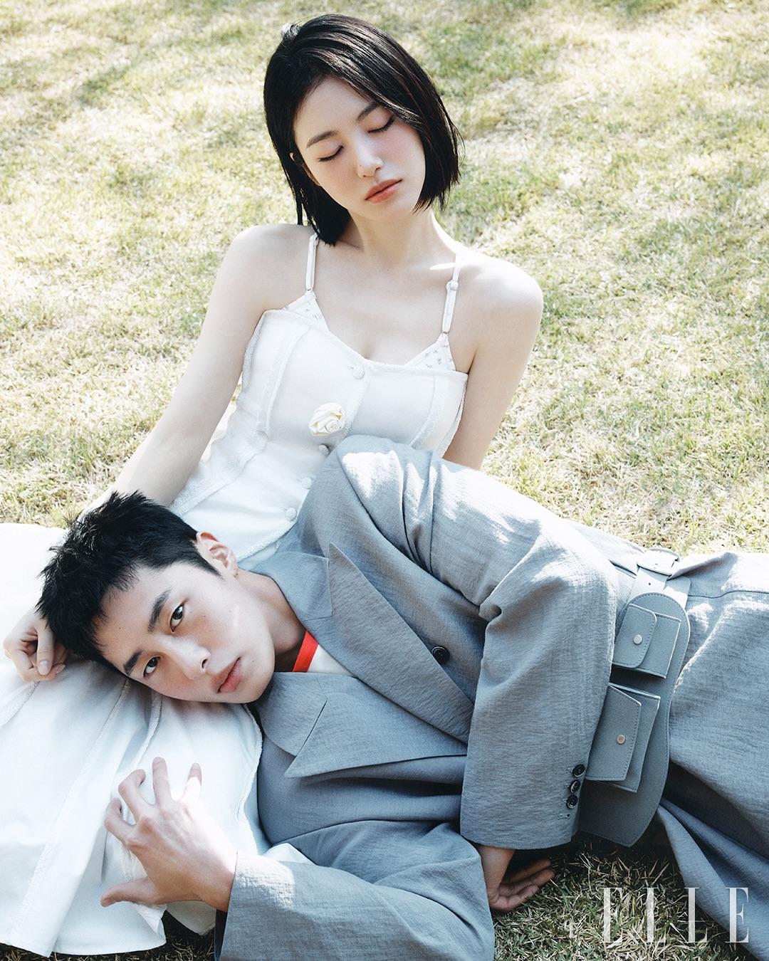 李宰旭枕在辛叡恩腿上，宛如熱戀中的小情侶。
