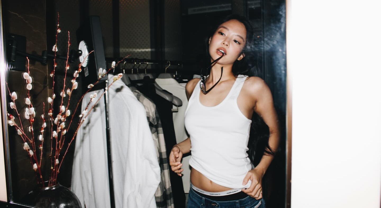 Jennie打破個人尺度天花板！「上身真空」靠肢體語言巧妙遮掩