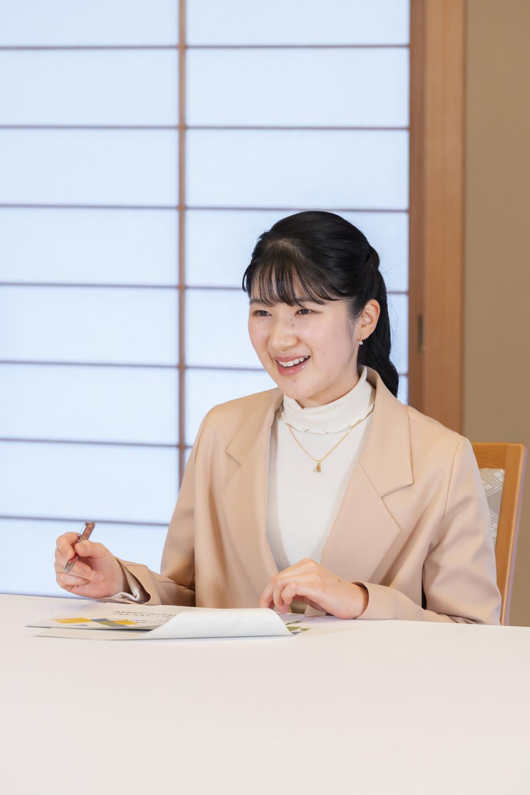 愛子公主的長髮造型優雅無比。(歐新社)