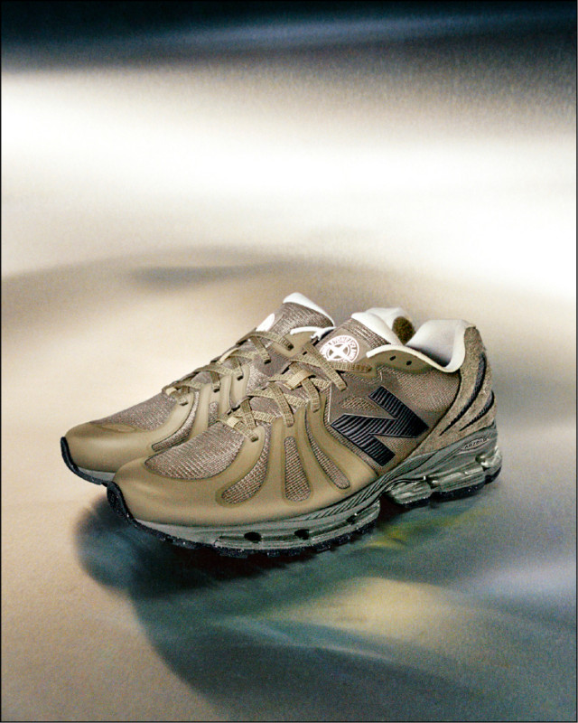 New Balance以復古跑鞋輪廓結合潮流設計，打造Stone Island聯名款ABZORB 1890，9,200元。
