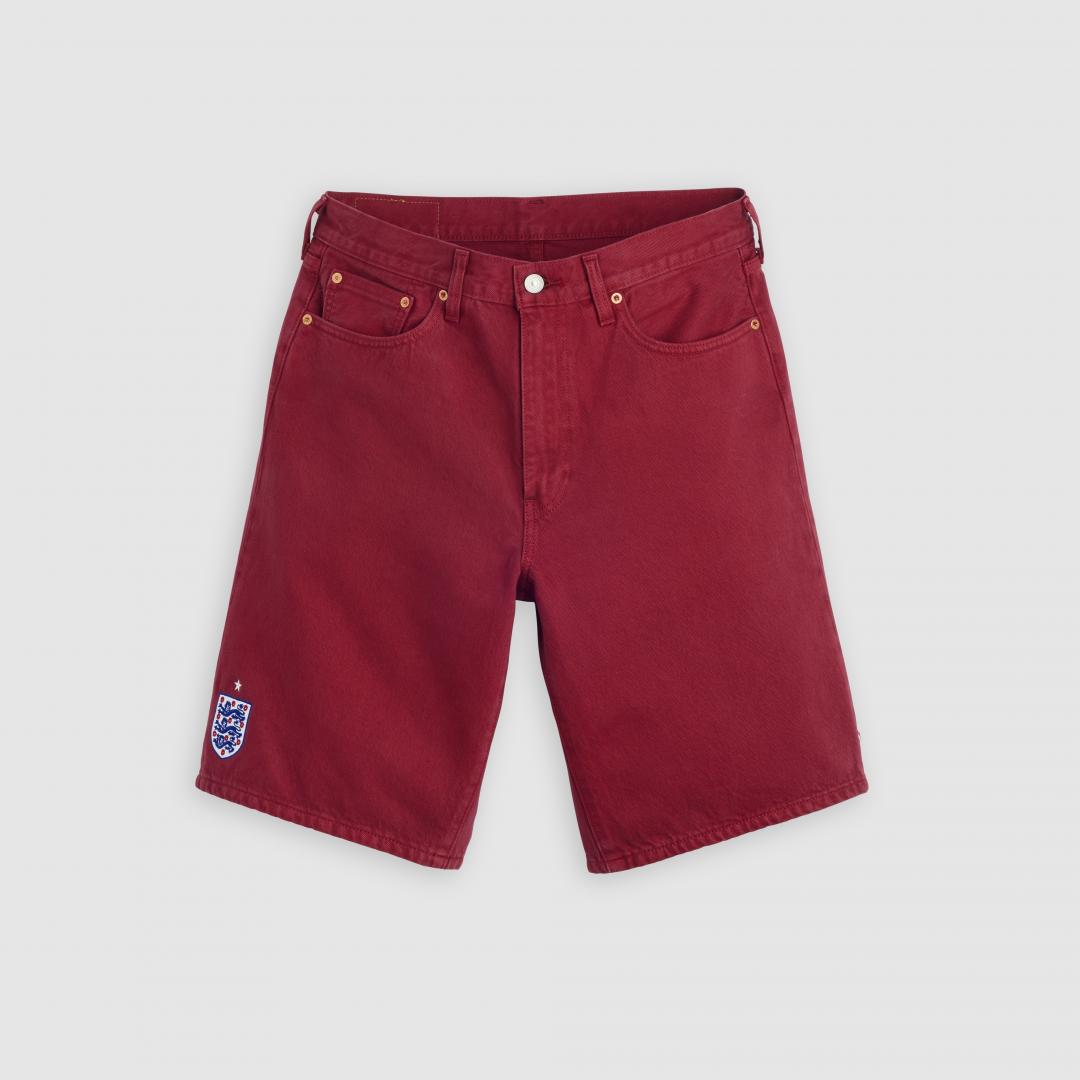 Levi’s英格蘭足球總會聯名系列478™紅色復古老爹丹寧短褲，3,900元。