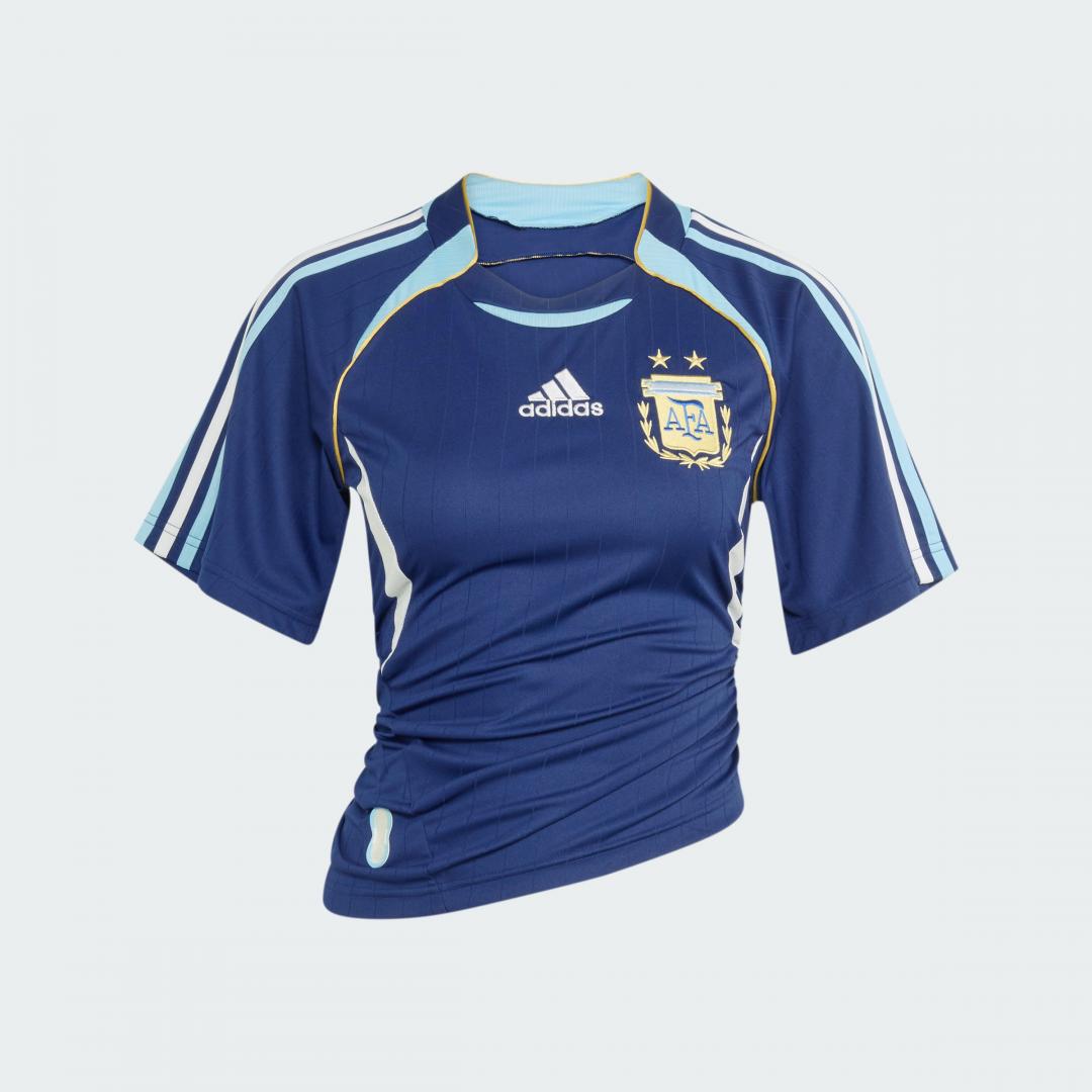 從球場文化延伸而出的造型單品，adidas Originals ARGENTINA BBJSY阿根廷復刻版女裝球衣，2,890元。