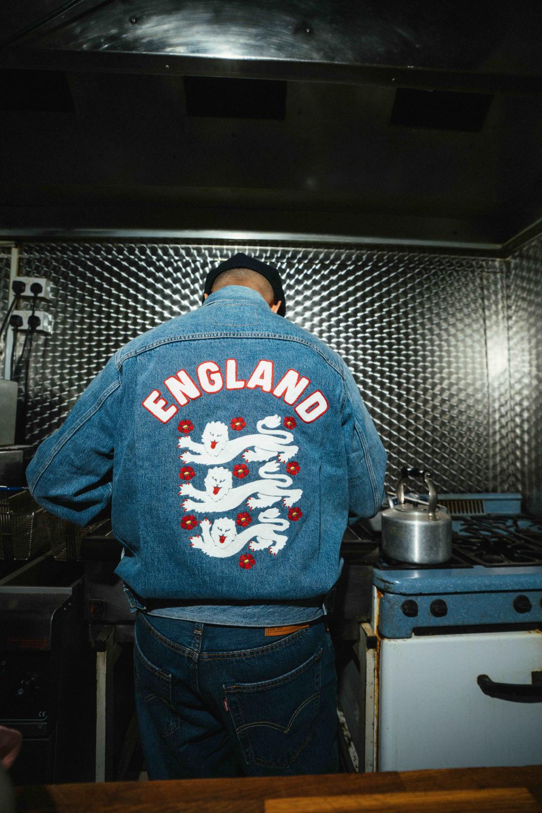 Levi’s英格蘭足球總會聯名系列，淺色Type II丹寧夾克背後的大型三獅圖騰，成為辨識度極高的造型亮點，5,900元。