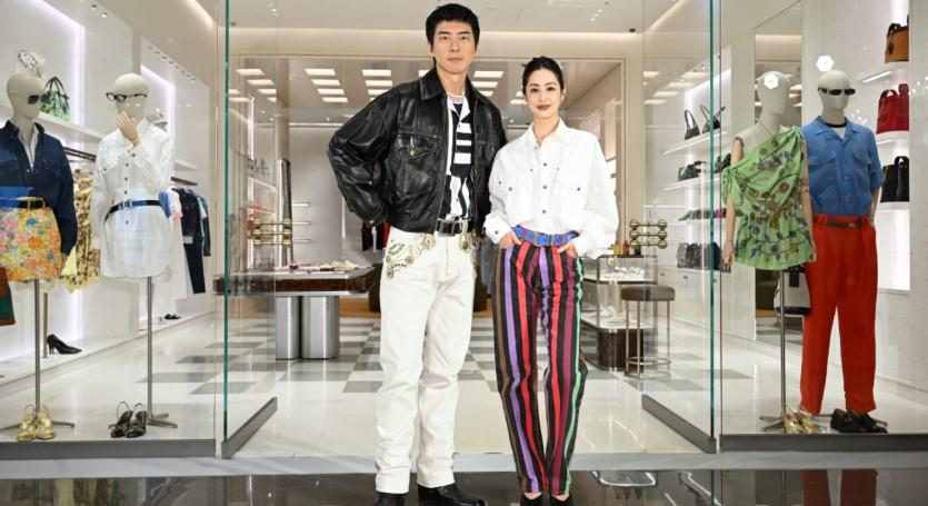 VERSACE揮灑圖騰呼應夏日奔放 傅孟柏莫允雯演繹義式摩登 異材質拼接水桶包精巧別致