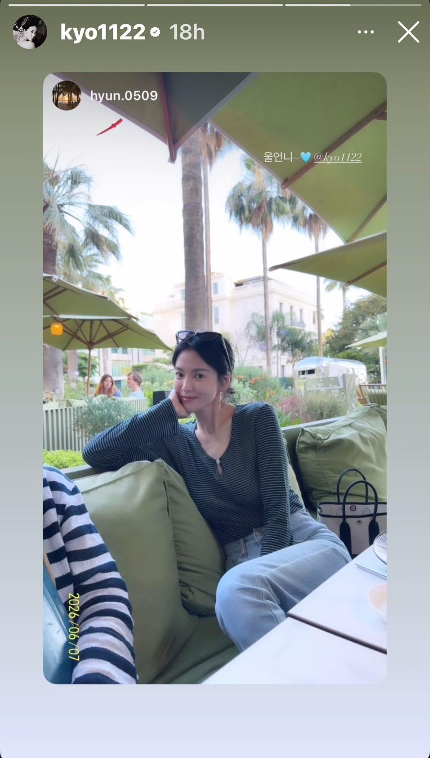 宋慧喬度假私服選穿條紋上衣搭配淺色牛仔褲，座位旁可見愛馬仕Neo Garden 23手提包，讓休閒造型多了精品細節。（翻攝自instagram）