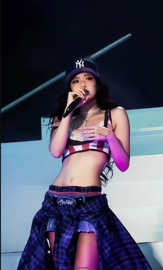 Jennie的舞台造型火辣。