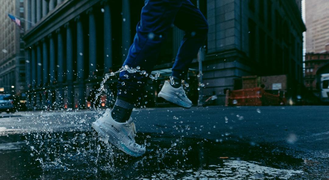 豪雨狂炸雙腳免泡湯！BROOKS防水跑鞋升級登場 GORE-TEX&reg;加持雨天照跑