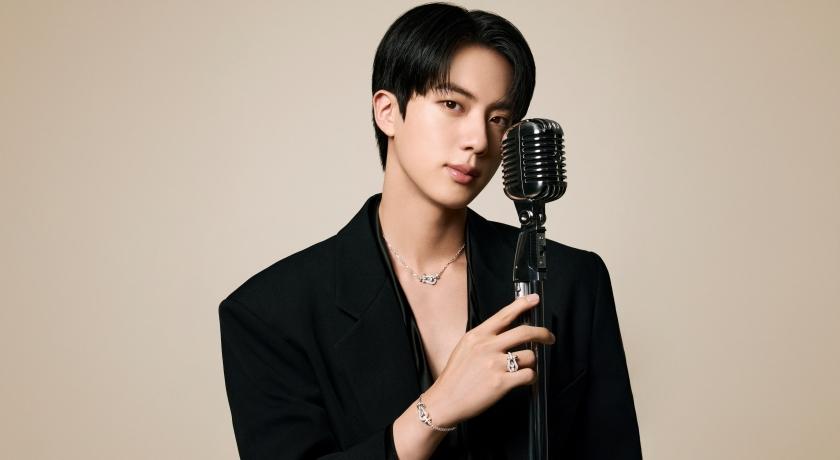 ARMY又暴動了！BTS Jin披黑西裝戴滿鑽珠寶拍大片 同款作品立刻被問翻