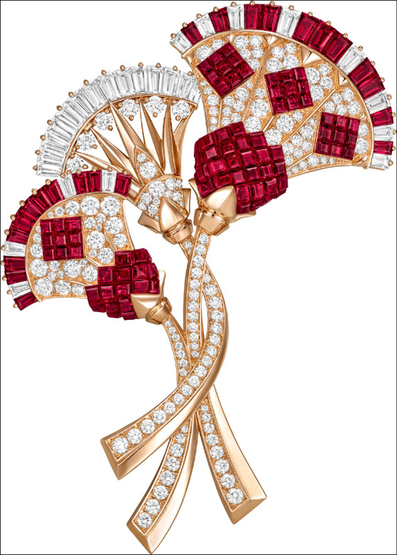 Fleur de lotus Mystérieuse胸針，玫瑰金、黃K金，以Traditional Mystery Set傳統隱密式鑲嵌紅寶石、鑽石。