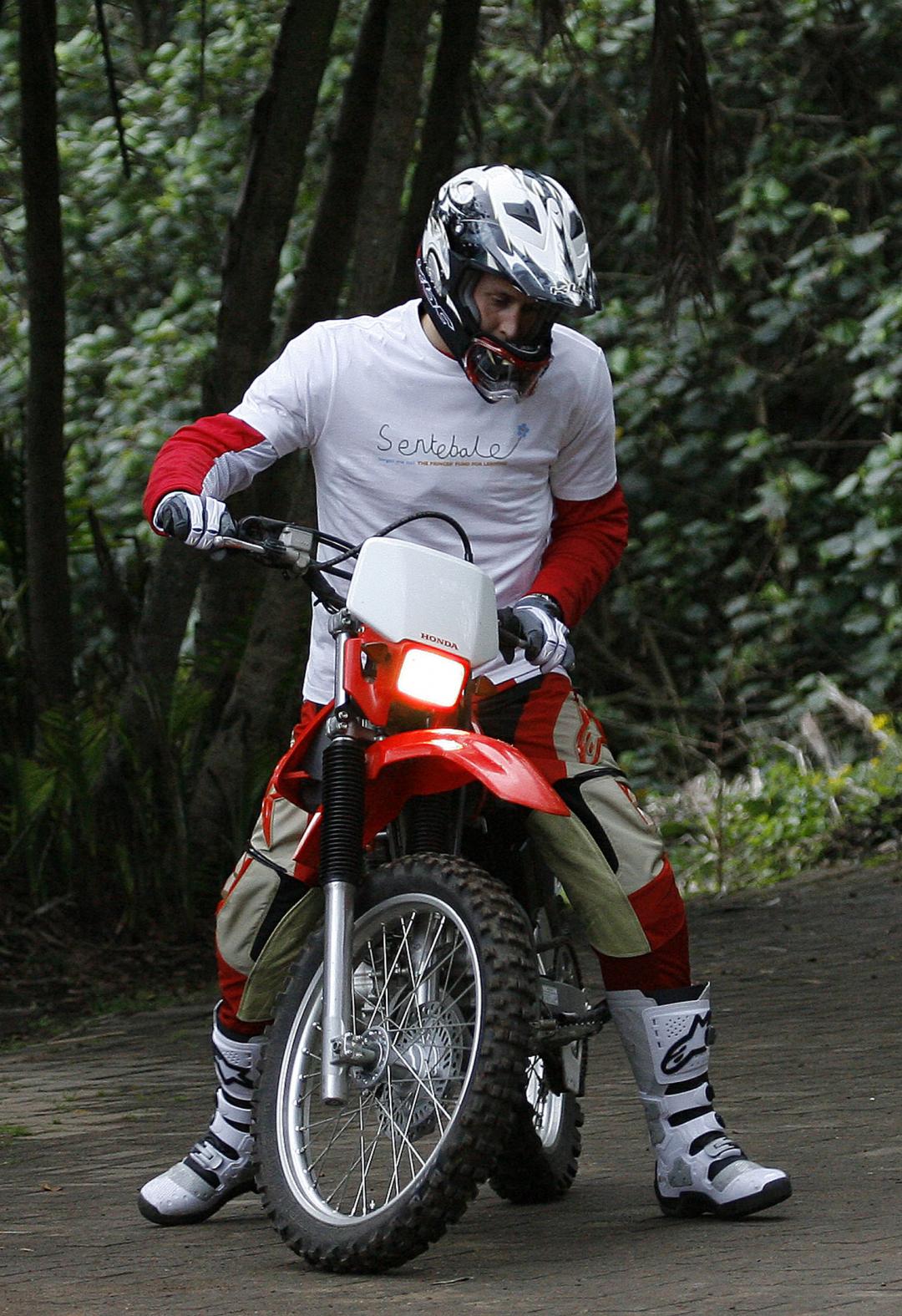 2008年威廉王子騎著摩托車參加南非荒野之旅，響應公益。(美聯社)
