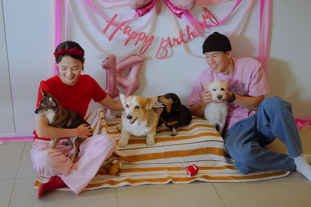 尹昇娥當年看了金武烈的音樂劇後，深深被他迷上，主動請朋友介紹兩人認識。