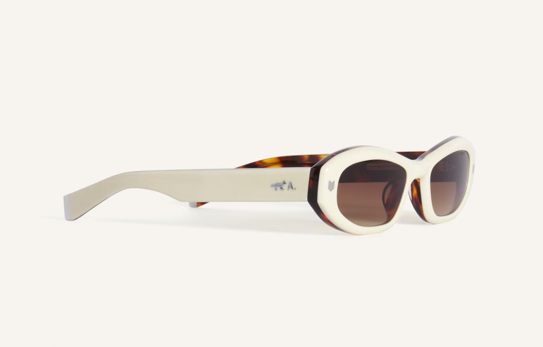 MAISON KITSUNÉ × A. SOCIETY白色MING款太陽眼鏡，7,400元。