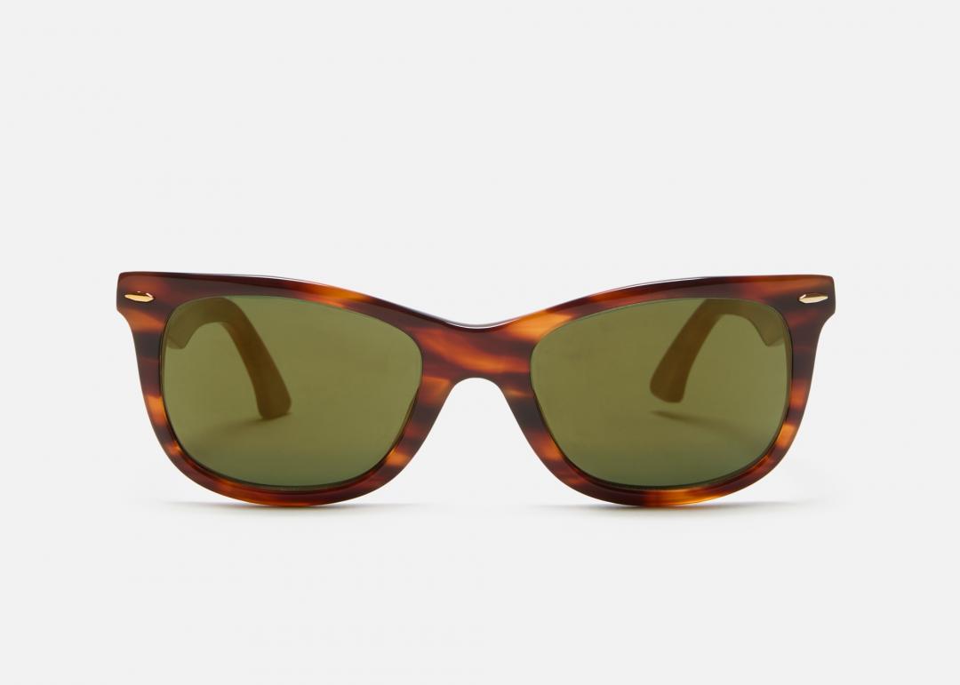 Acne Studios復古貓眼墨鏡，11,900元。