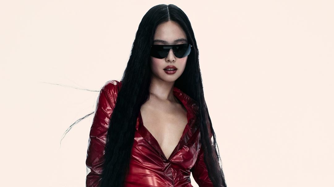 Jennie為雷朋拍攝全球形象廣告，以窄版飛行員墨鏡搭配亮面紅色造型，化身街頭潮酷女孩。