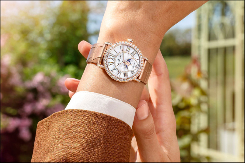 BLANCPAIN Ladybird Colors系列Nude Moca月相腕錶，1,143,000元。