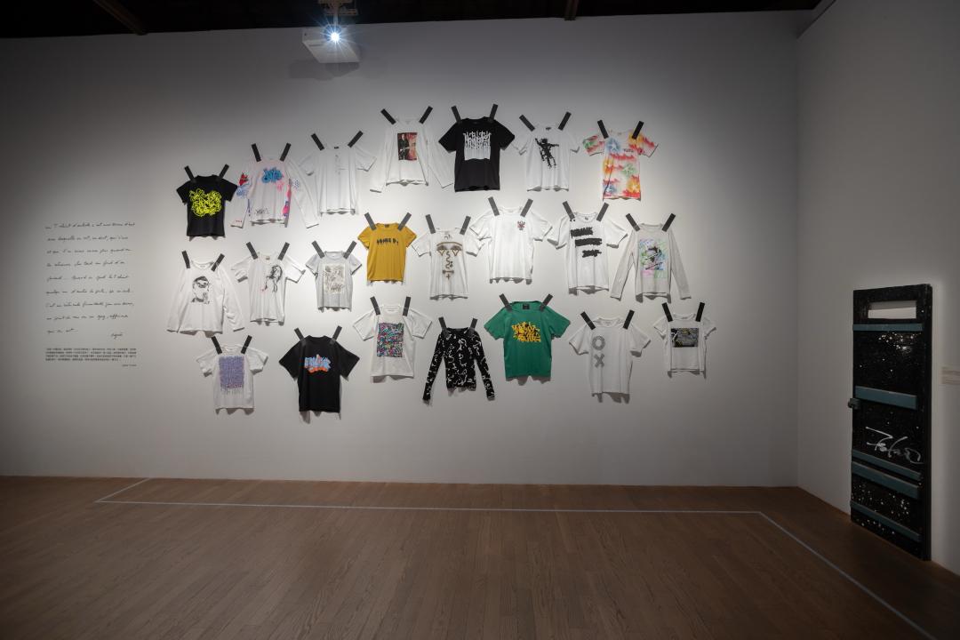展覽同步展出多年來agnès b.與各界藝術家合作打造的22件限量聯名T恤。