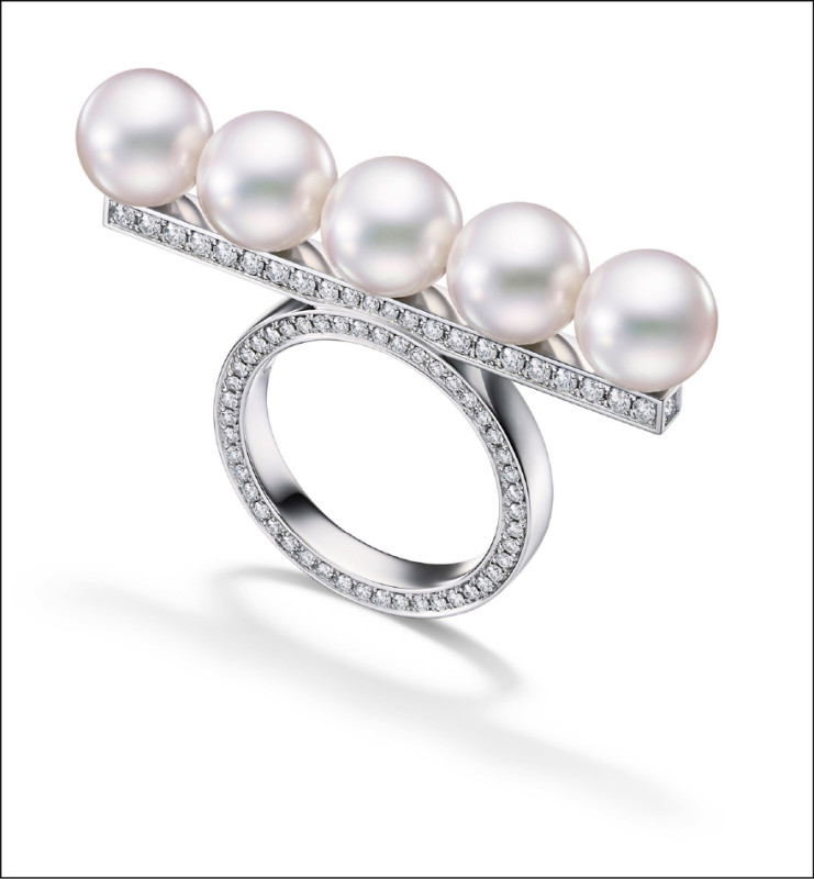 TASAKI balance signature diamonds pave阿古屋珍珠18K白金鑲鑽戒指，550,000元。