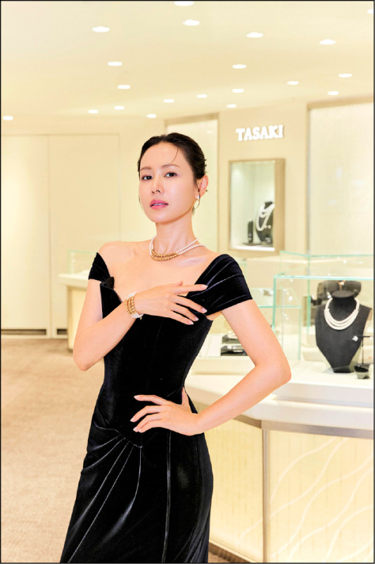 孫藝真出席TASAKI新店開幕，她佩戴danger系列新作亮相，演繹優雅與率性風格。