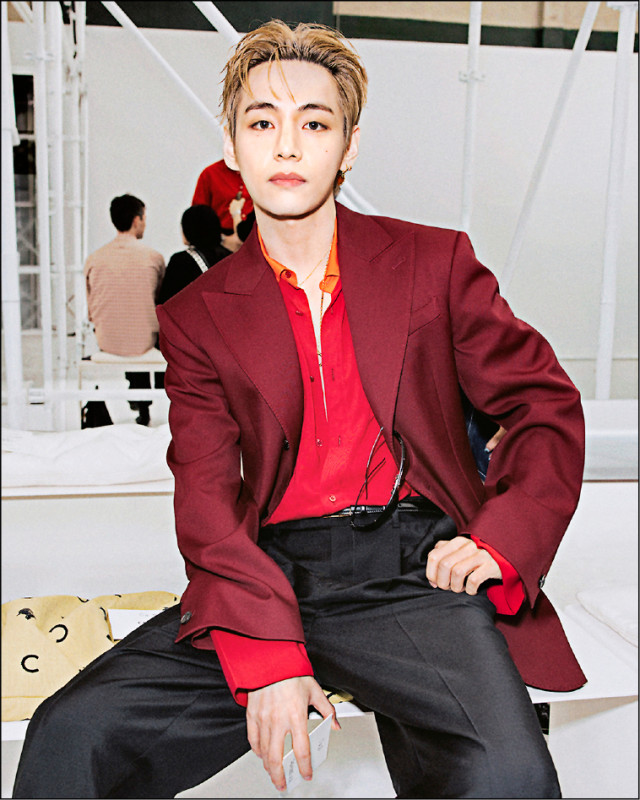 南韓男團BTS成員V是Celine品牌大使,此次他選擇紅色正裝造型觀秀,以寬鬆且自在的搭配方式,呼應Michael Rider追求自由穿搭的精神。