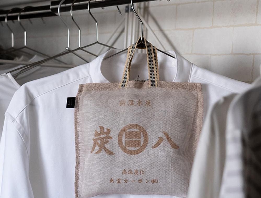 收納袋可吊在衣櫃除濕。
