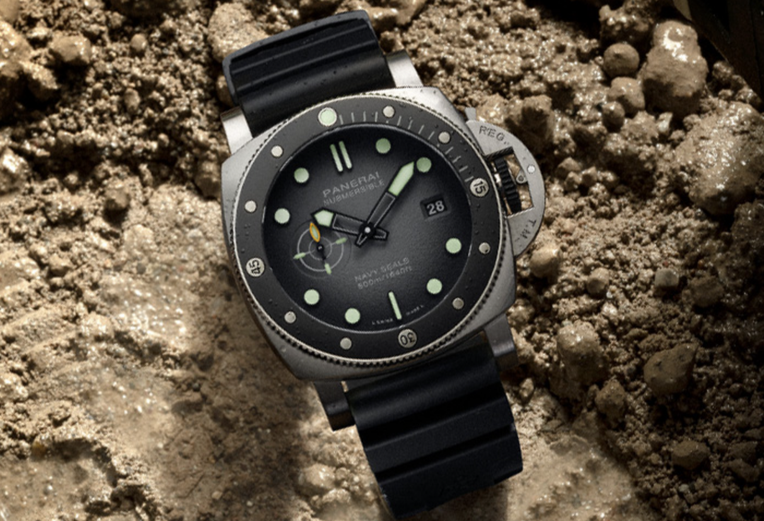 沛納海全新Submersible Navy Seals系列腕錶PAM01738，374,000元。