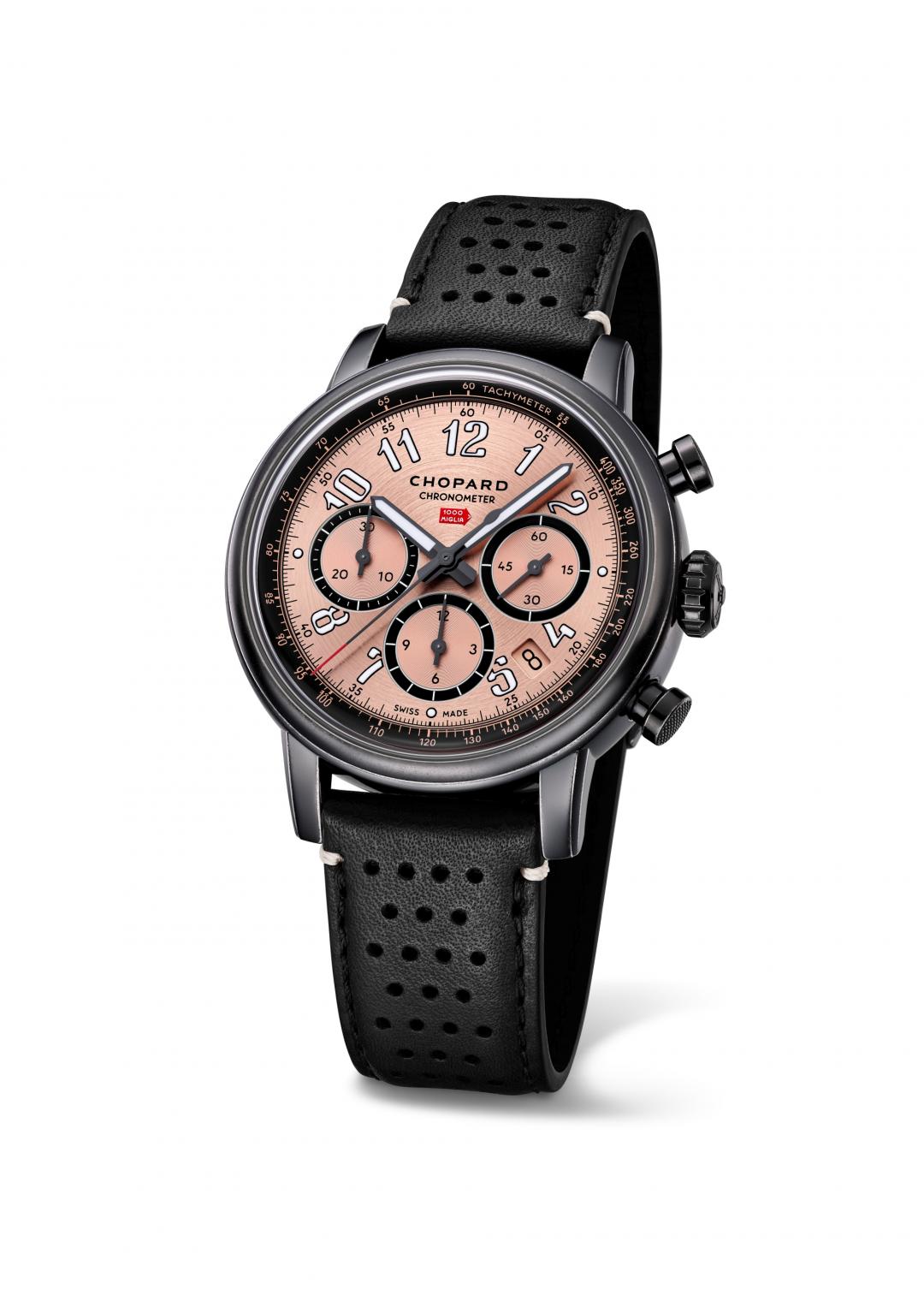 Mille Miglia Classic Chronograph Patina腕錶，以鮭魚色錶盤搭配黑色計時盤，演繹古董車「Patina」歲月痕跡美學，搭載自動上鍊計時機芯，54小時動力儲存，40.5毫米，436,000元。（Chopard提供）