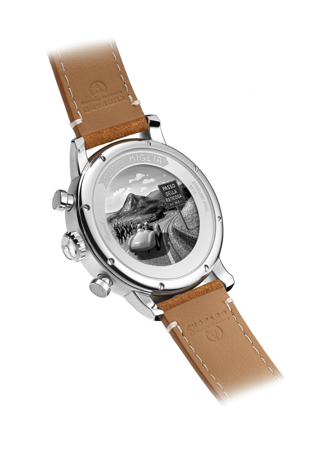 Mille Miglia Classic Chronograph Raticosa首度採用雕刻實底錶背，以鈦金屬刻畫賽車奔馳Raticosa山口的經典場景。（Chopard提供）