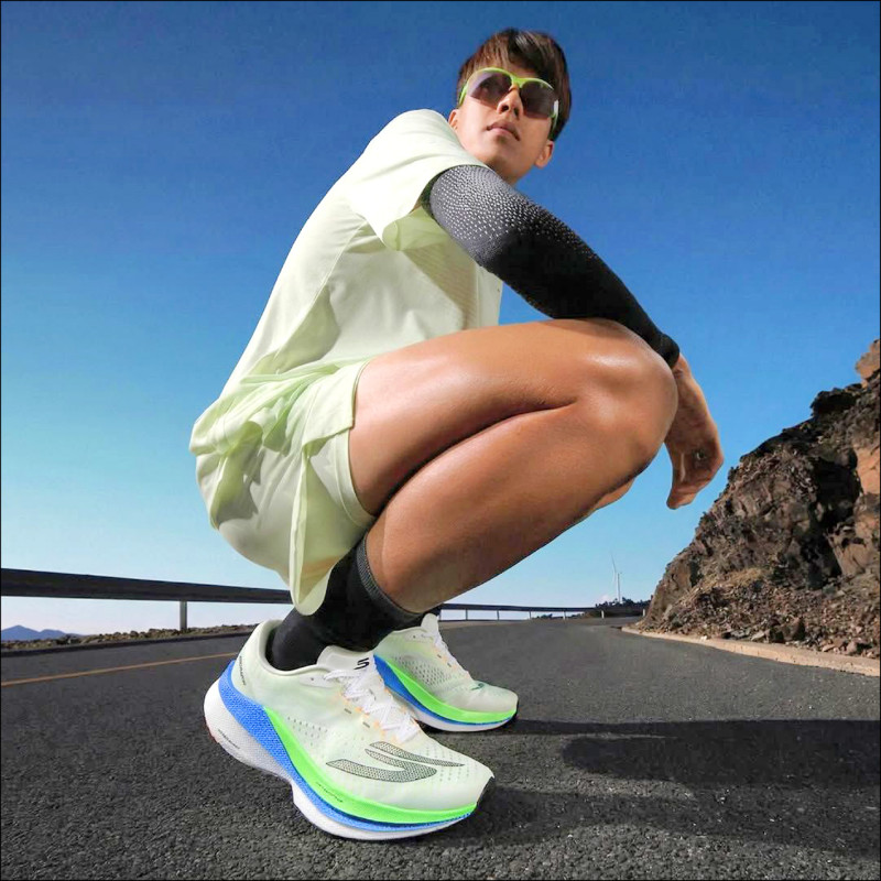 SKECHERS全新AERO RAZOR競速跑鞋以「速度，自有節奏」為核心理念，鼓勵跑者享受速度與奔跑帶來的樂趣。圖為女款白綠色，5,390元。