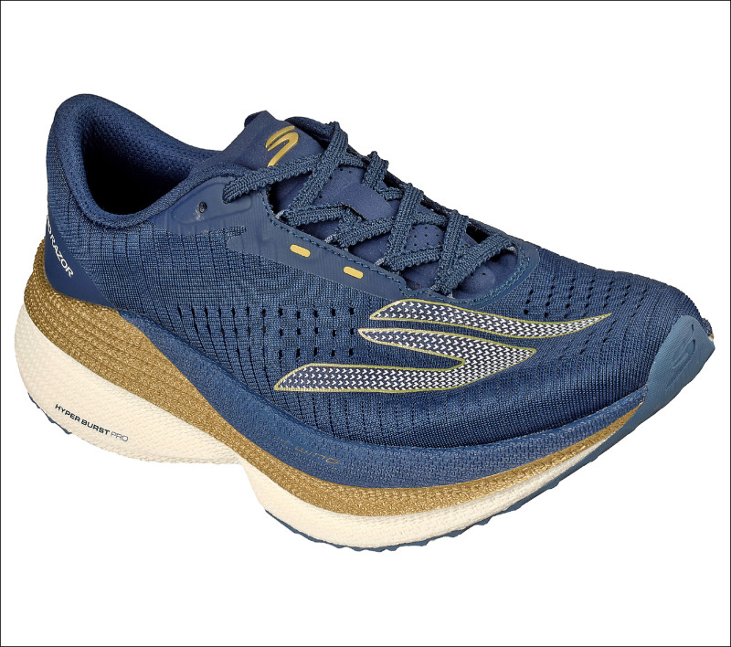 AERO RAZOR搭載HYPER BURST PRO™超臨界發泡中底等核心科技，兼具推進力與穩定性。圖為女款藍色，5,390元。