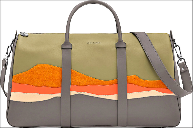 Longchamp×Caroline Hélain膠囊系列Daylong手提包，藉由多層次皮革拼接描繪旅途風景，散發濃厚藝術氛圍，86,300元。