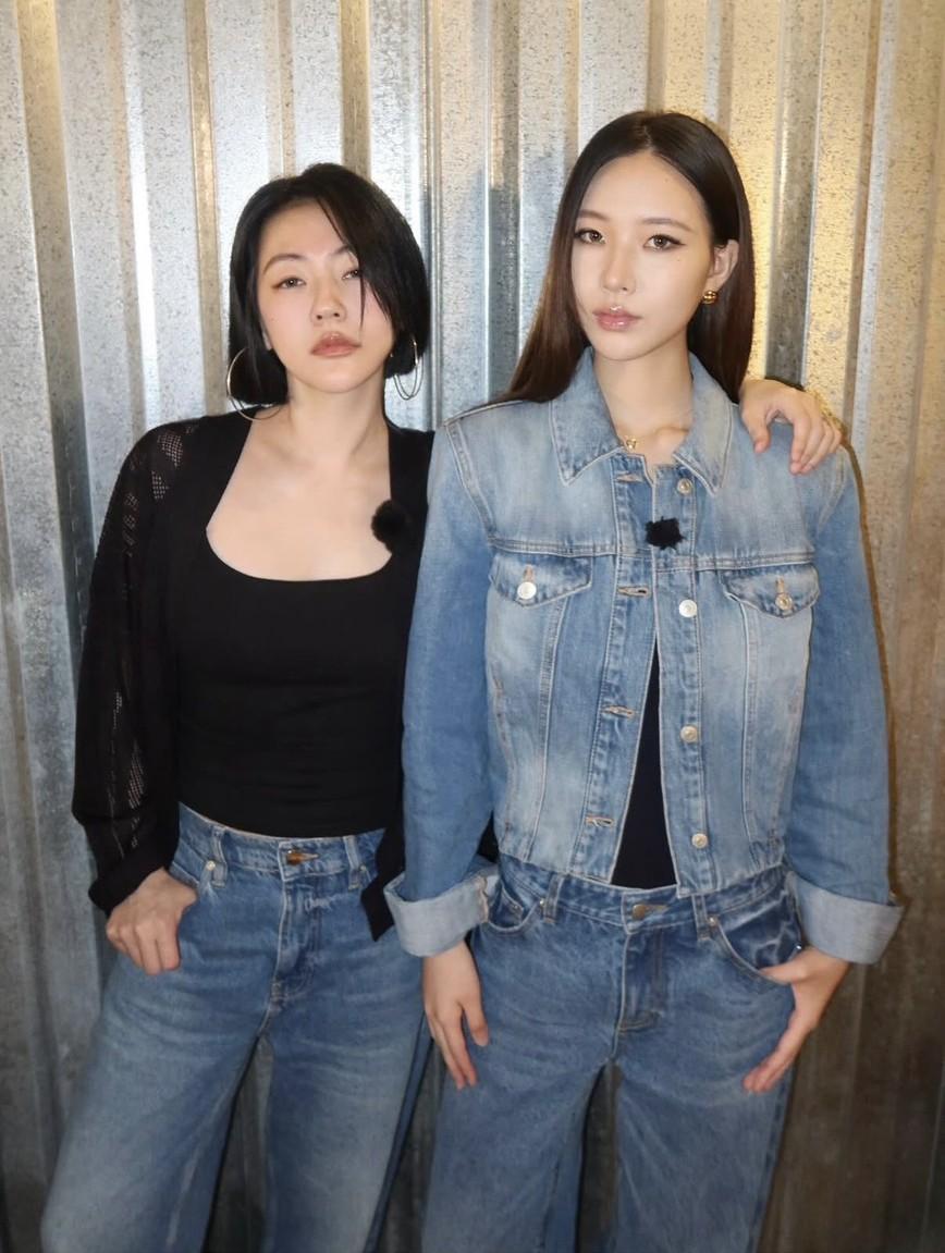 Elly首次登上母親小S節目，母女以丹寧親子裝同框拍攝花絮照。（翻攝自instagram）